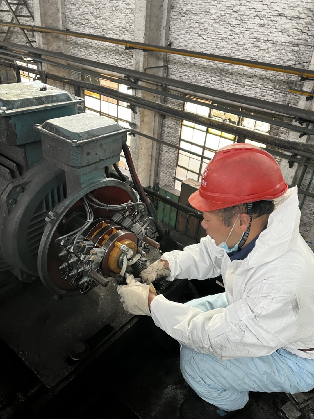 鍛二保全郝良軍電機(jī)巡檢.jpg 鍛二保全郝良軍電機(jī)巡檢.jpg